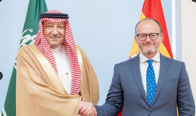 الخريجي يبحث تعزيز العلاقات الثنائية مع وزير الدولة الإسباني  للشؤون الخارجية 