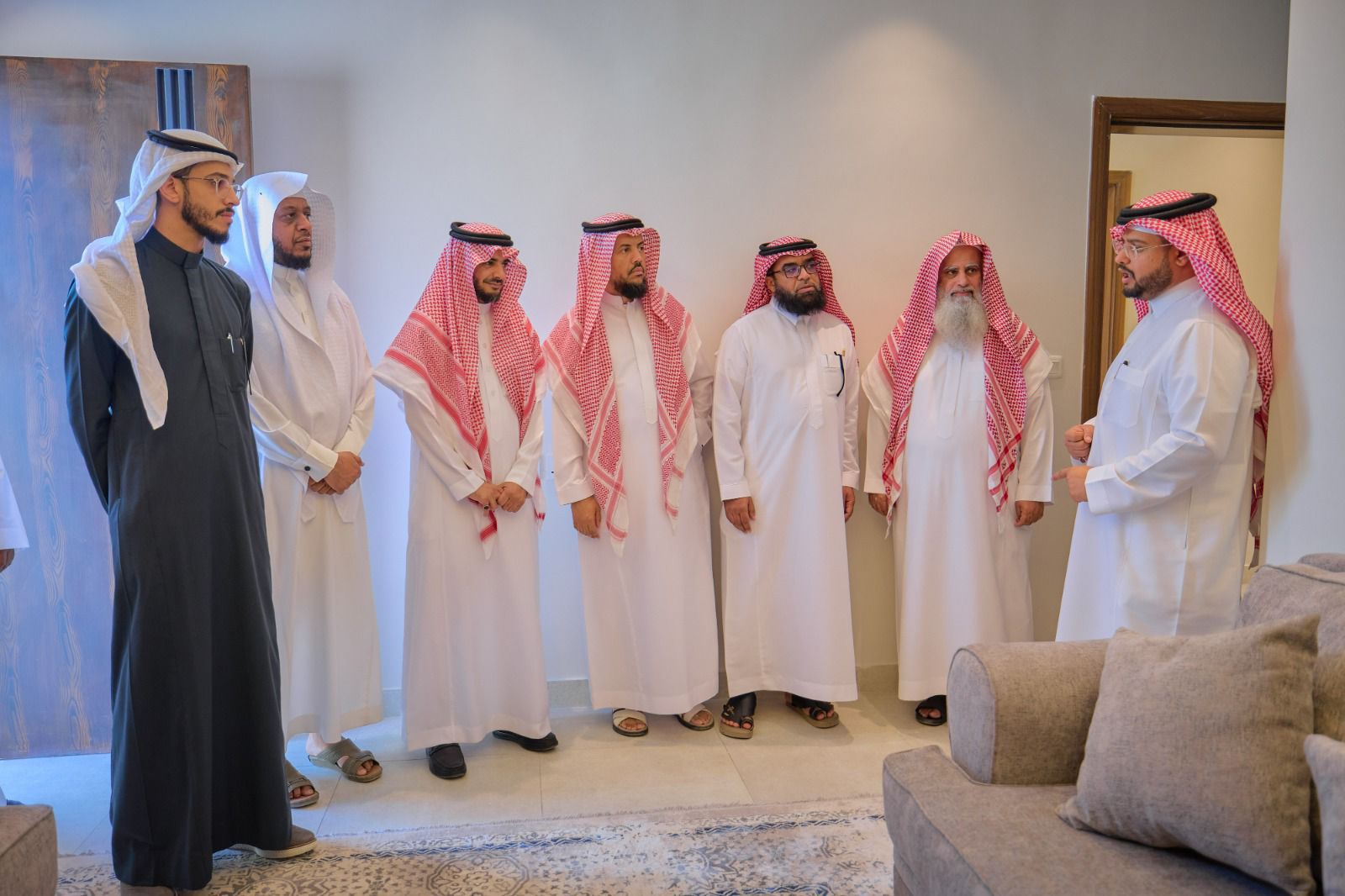 محافظ عنيزة يزور الوحدة السكنية الجاهزة
