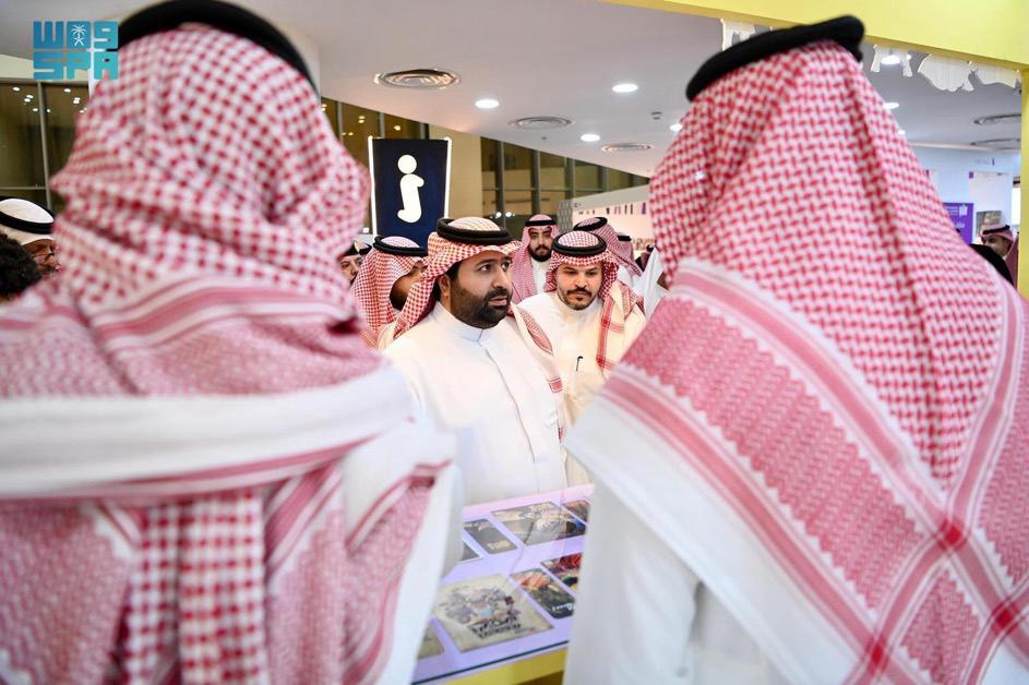 نائب أمير جازان يزور معرض الكتاب