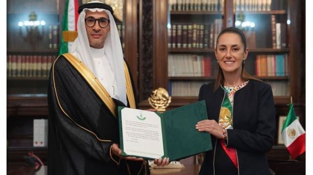 السفير المناور يقدم أوراق اعتماده سفيرًا للمملكة لدى المكسيك