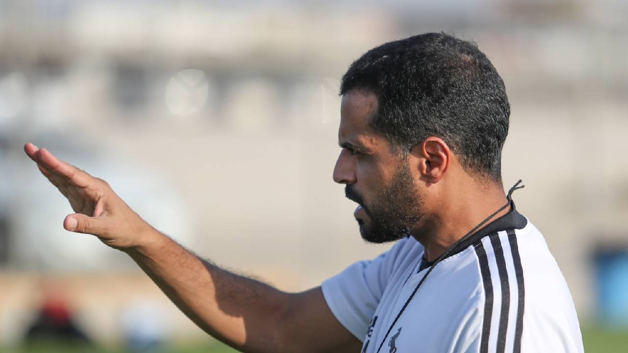 الاتفاق يستعين بمدرب الأهلي السابق للخروج من النفق المظلم