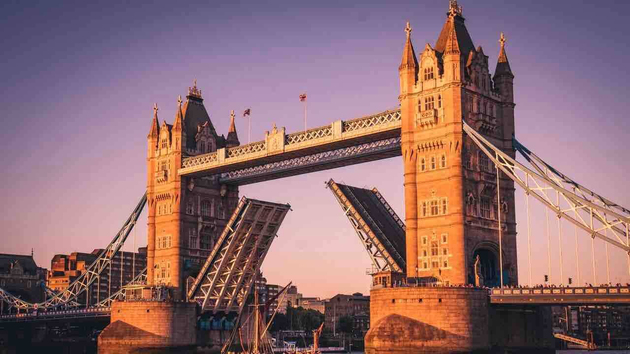 «عطل فني» يبقي جسر البرج بلندن مفتوحًا للمرة الثانية خلال عام